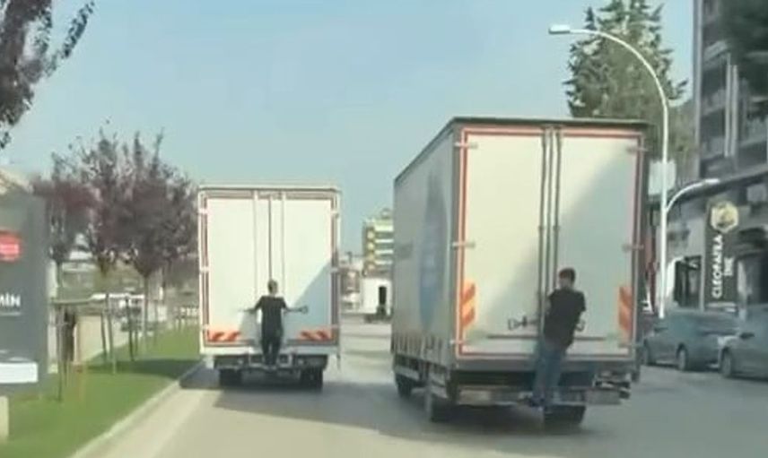 Bursa'da gençlerin tehlikeli kamyon yolculuğu kaydedildi