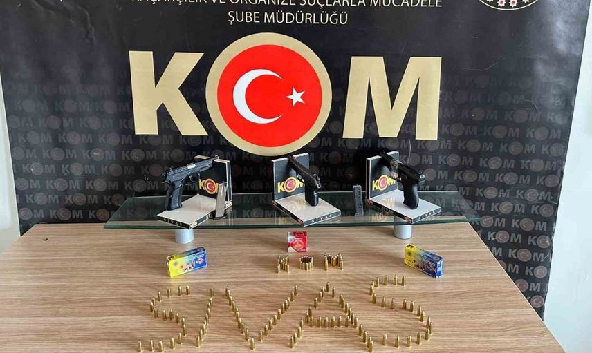 Sivas'ta düzenlenen eş zamanlı operasyonda kaçak silahlar ele geçirildi