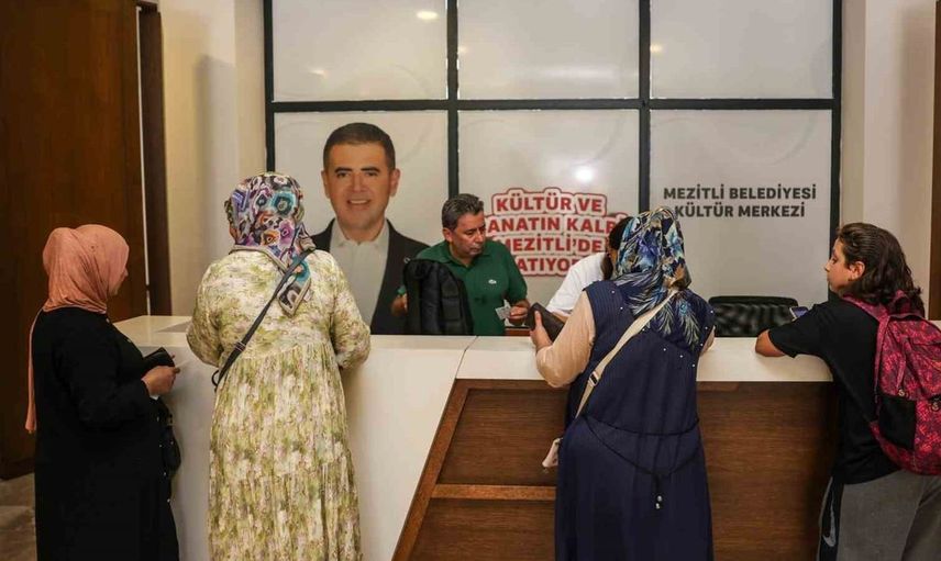 Mersin'de kırtasiye yardımlarıyla öğrencilerin yüzleri güldürüldü