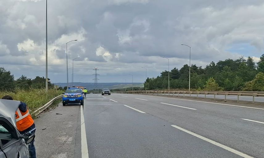 Çekmeköy'de meydana gelen kazada trafik kısa süreliğine durdu