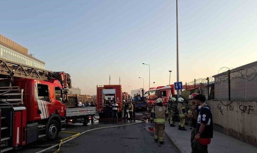 Tuzla’da seramik deposu ve teknelere sıçrayan yangın kontrol altına alındı