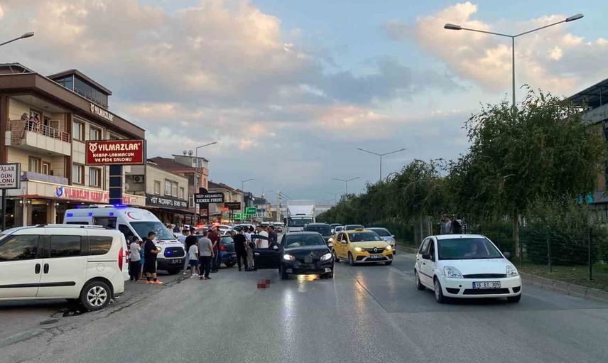 İnegöl’deki trafik kazasında 4 kişi yaralandı, motosikletli çift kıl payı kurtuldu