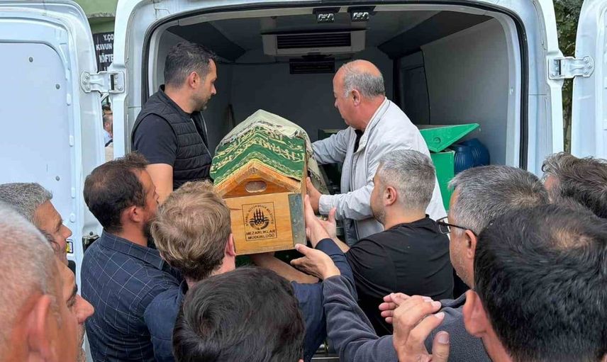 Feci kaza Bandırma'yı yasa boğdu: Hamile anne ve kızı son yolculuklarına uğurlandı