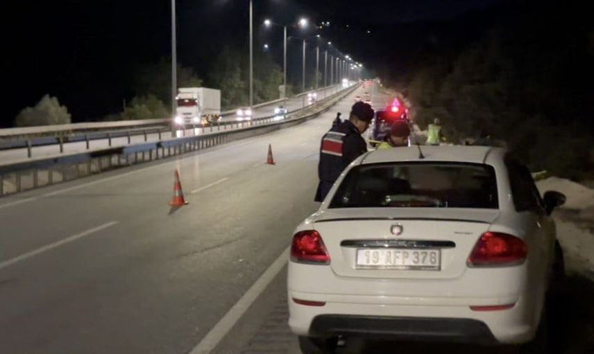 Çorum'daki trafik kazasında hayatını kaybeden kadının ardında iki yaralı çocuk bıraktı