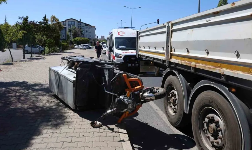 Ambulansa yol vermek isterken tırın motosiklete çarpması sonucu kaza meydana geldi