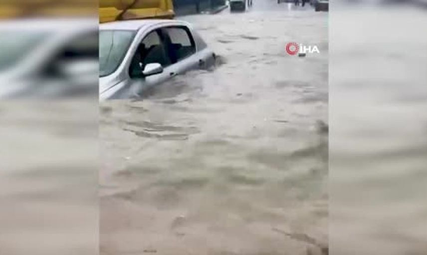 Sultangazi'deki su baskınında ilk anlar kamerada: Araçlar sürüklendi