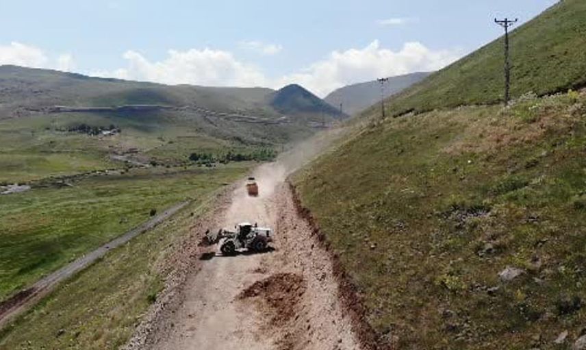 Karacaören grup köy yolunda yol genişletme çalışmaları devam ediyor
