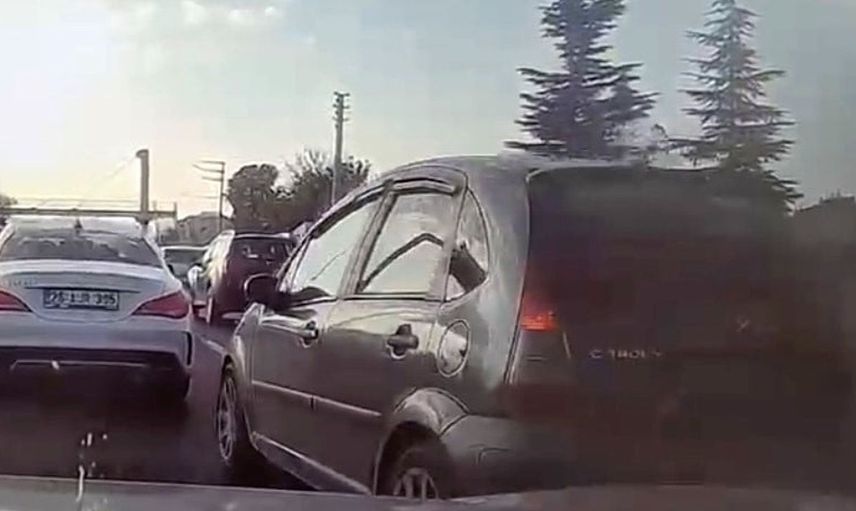 Eskişehir'de sinyal vermeden manevra yapan araç kamerada: kaza tehlikesi atlatıldı