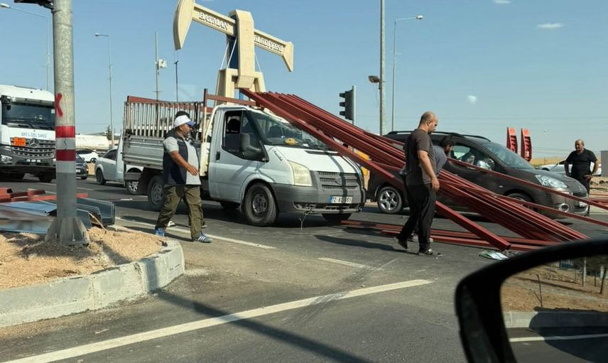 Batman'da fren yapan kamyonetten demir profiller savruldu