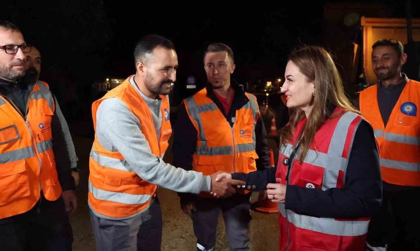 Antalya'da asfalt seferberliği: Başkan vekili Özdemir gece mesaisinde ekipleri ziyaret etti