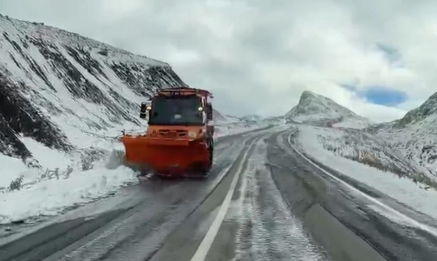 Van-Bahçesaray yolunda kar yağışı, kışa hazırlık başladı