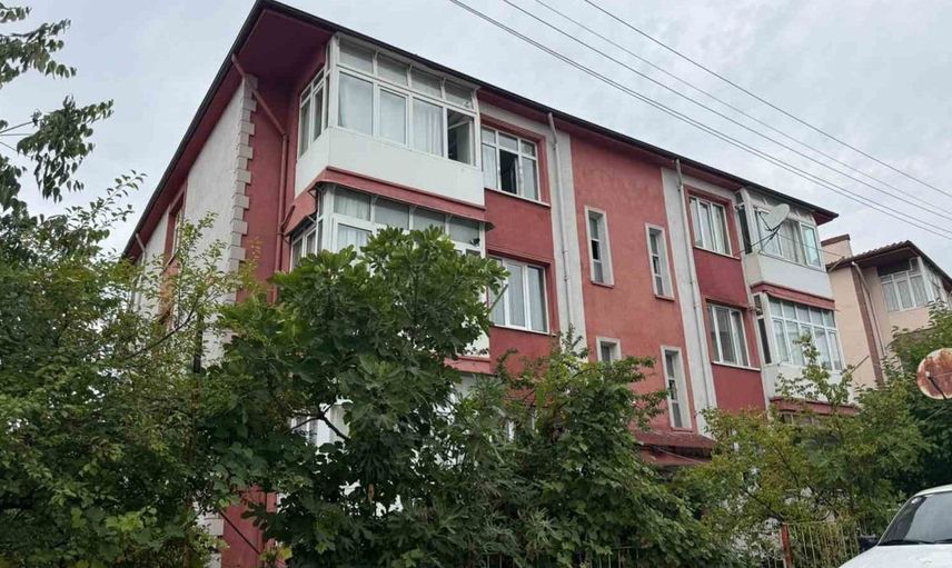 Karabük'te 3. kattaki pencereden düşen Afgan öğrenci hastaneye kaldırıldı