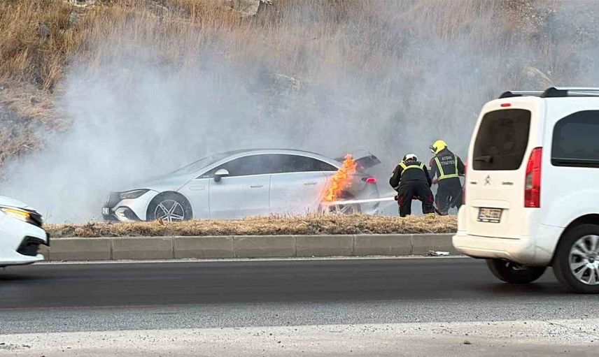 Söke'de seyir halindeki otomobil alev aldı