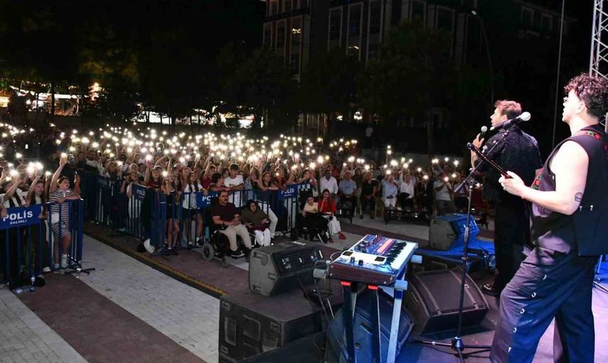 Demirci 2. kurtuluş festivalinde grup ikilem rüzgarı estirdi