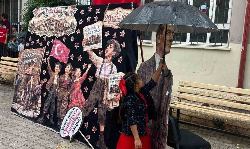 Hatay'da 29 Ekim coşkusunda küçük bir kızın Atatürk sevgisi dikkat çekti