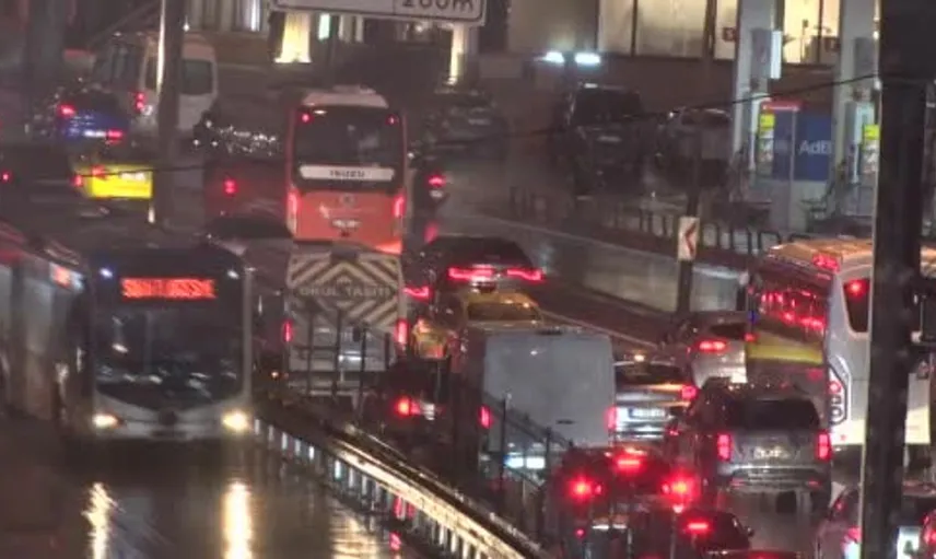 İstanbul'da sağanak yağış trafiği felç etti