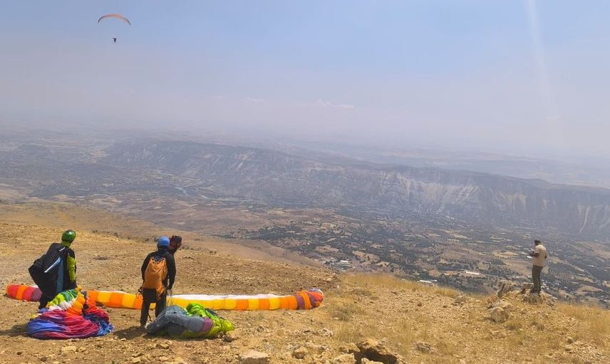 Tut'un termalleri ile yamaç paraşütü heyecanı devam ediyor