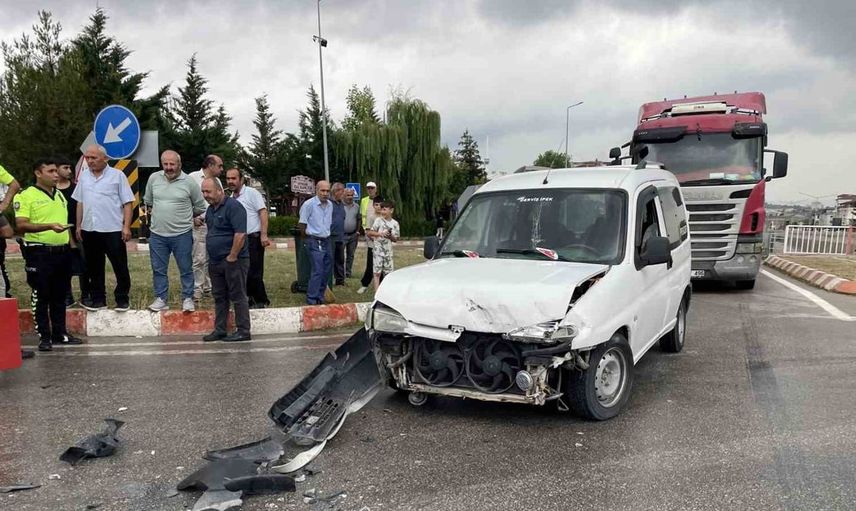 Samsun’da hafif ticari araç ve traktör çarpıştı