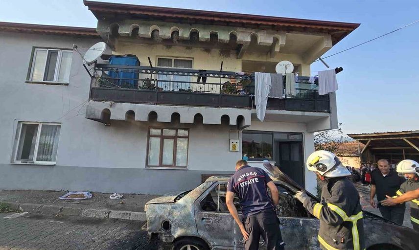 Niksar'da yangın faciası: park halindeki otomobil balkonundaki çamaşırları yaktı