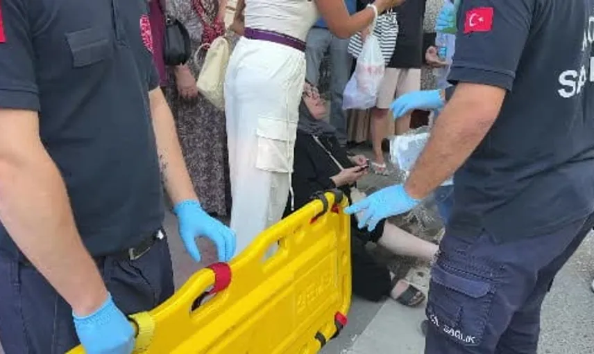 Otomobilin çarptığı yaşlı kadın ve torunu hastaneye kaldırıldı