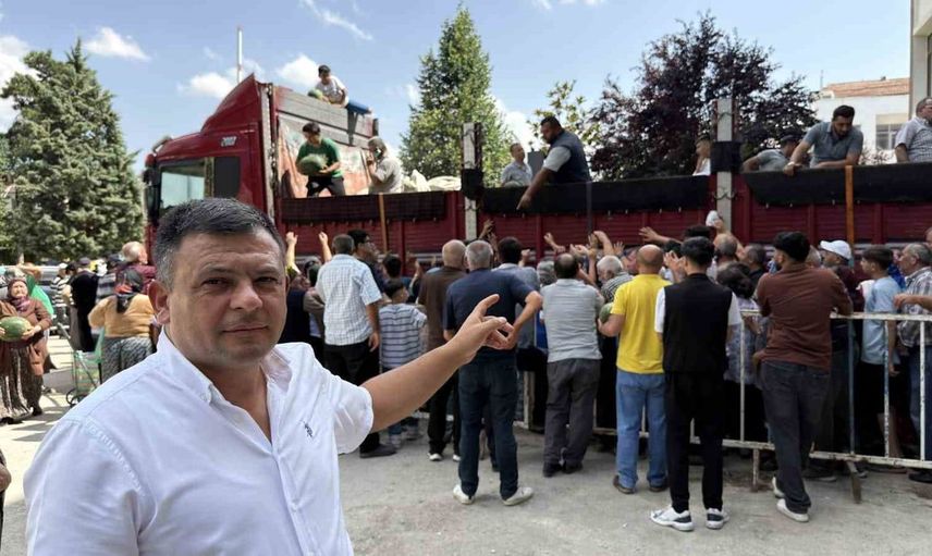 Zile'de geleneksel uşûr karpuz dağıtımı yapıldı
