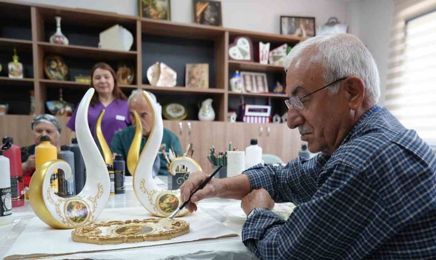 Gaziantep'te alzaymır hastaları el sanatlarıyla hayata yeniden bağlanıyor