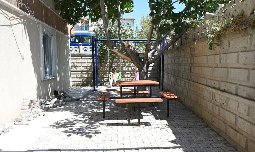 Engelli çocuklara özel park: Isparta'da bahçeye salıncak kuruldu