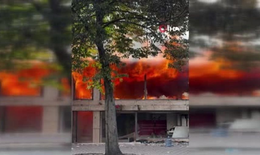Arnavutluk’ta öğrenci protestoları büyüyor: Eğitim Bakanlığı binası alev alev