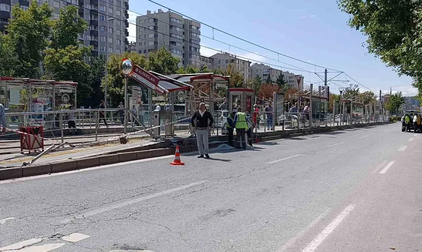 Kayseri'de otomobil tramvay durağına daldı: Yaralılar ve panik anları kaydedildi