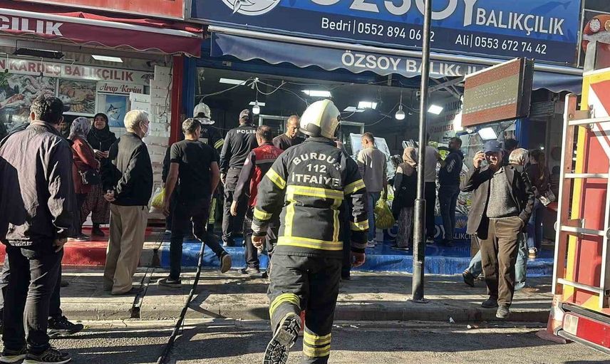 Burdur'da balıkçı dükkanında yangın çıktı ama satışlar devam etti
