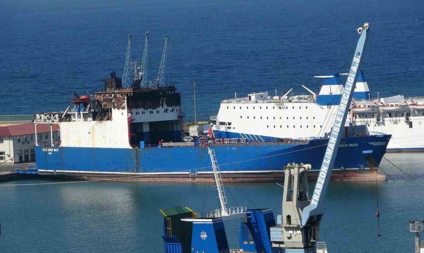 Dron saldırısının ardından Trabzon Limanı'na yanaşan Ro-Ro gemisi yangınla mücadele etti