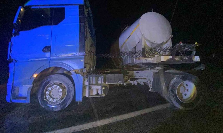 Bolu'da yağışlı havada tır kazası: İki sürücü yaralandı