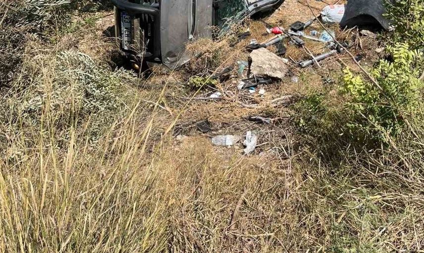 Tarsus’ta pikap şarampole yuvarlandı, baba ve oğlu yaralandı