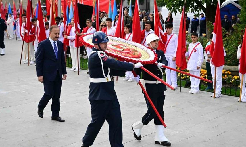 Cumhuriyet Bayramı coşkusu Isparta'da çelenk töreniyle başladı