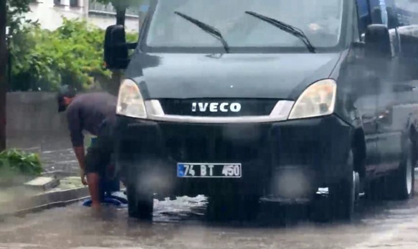Amasra'da sağanak yağış nedeniyle cadde ve sokaklar göle döndü