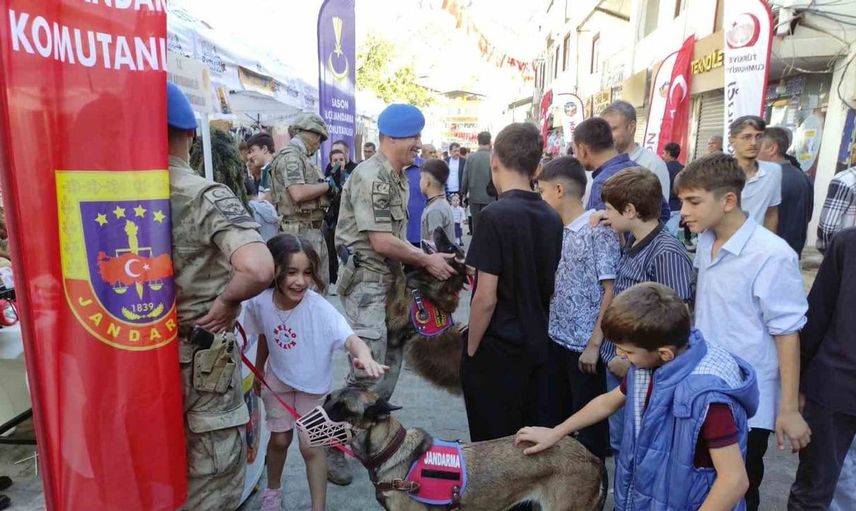 Sason'daki festivalde jandarma standına yoğun ilgi gösterildi