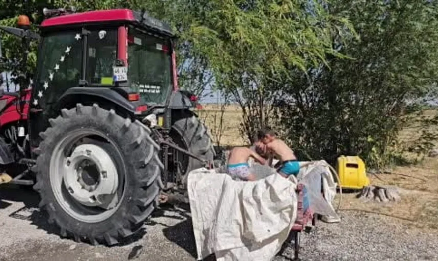 Bitlis’te çocukların traktör sepetinde su keyfi