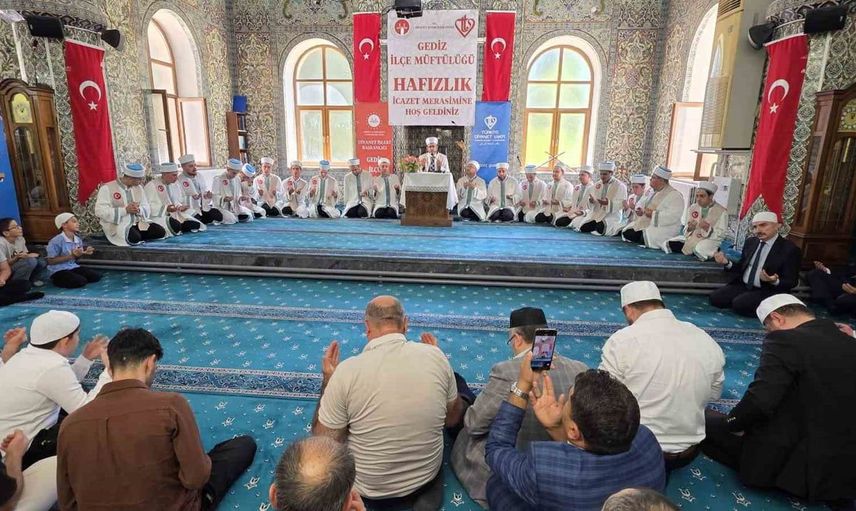 Kütahya'da hafızlık eğitimini tamamlayan 15 öğrenciye icazet merasimi düzenlendi