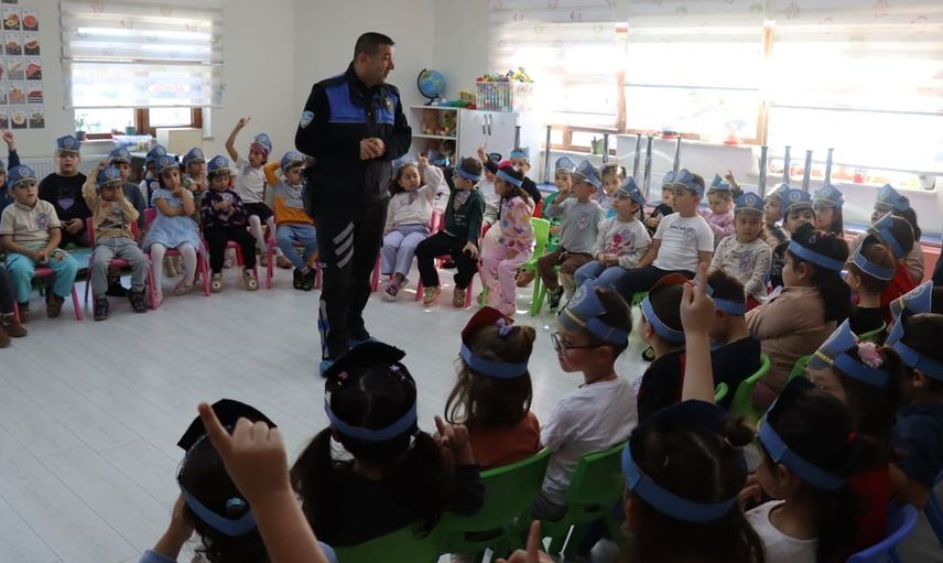 Kastamonu'da polisler 1 hafta içinde 1.140 öğrenciye güvenlik eğitimi verdi