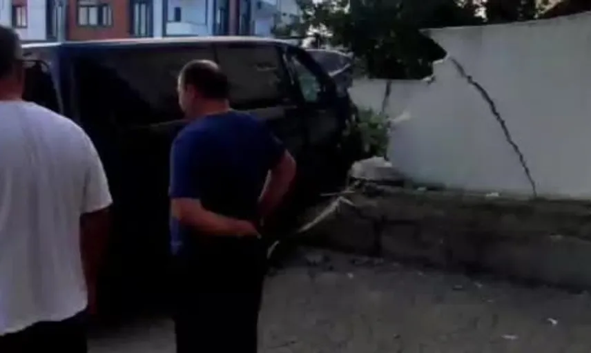 Arnavutköy'de kontrolden çıkan minibüs bahçeye daldı