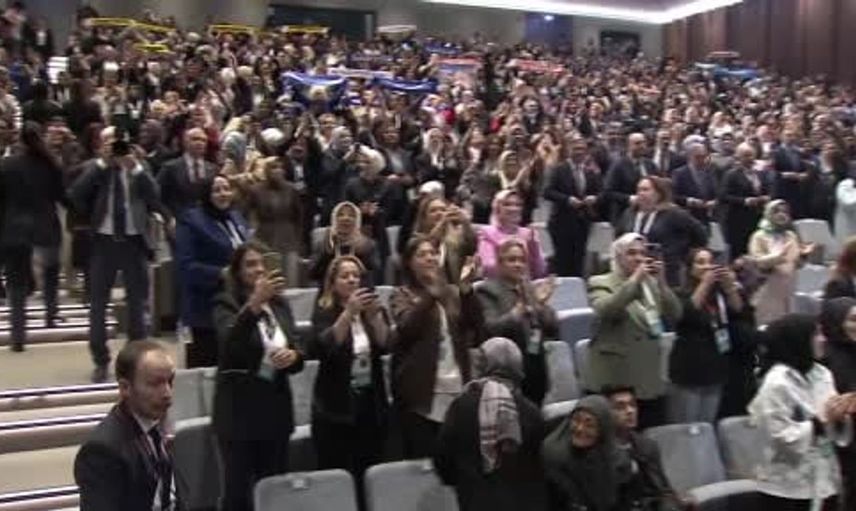Cumhurbaşkanı Erdoğan, kadın kolları toplantısında dimdik ayaktayız mesajını verdi