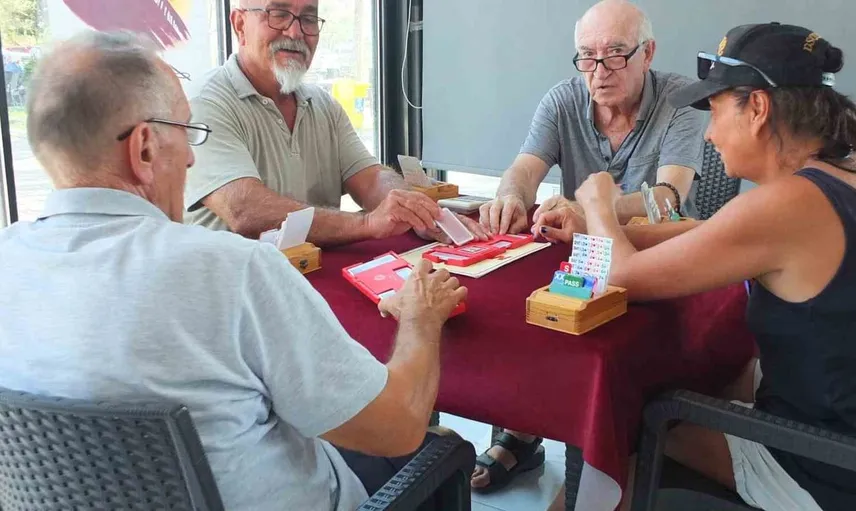 Burhaniye'de briç tutkunları Zafer Kupası'nda bir araya geldi