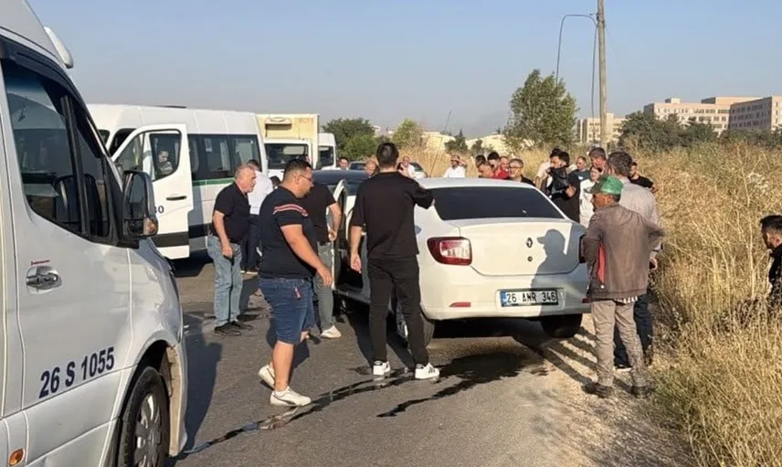 Eskişehir'de otomobiller kafa kafaya çarpıştı: Trafik durma noktasında