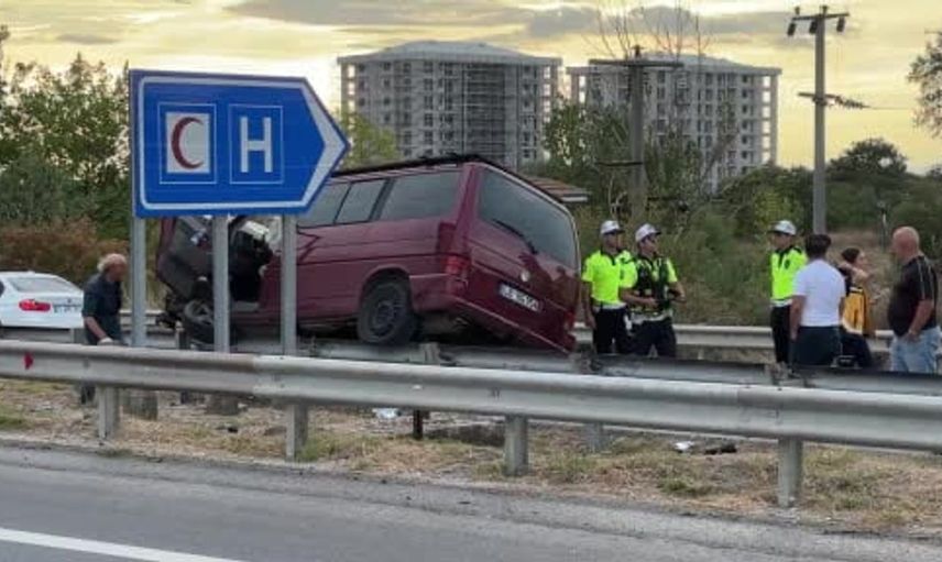 Edirne'de kontrolden çıkan araç bariyerler üzerinde 35 metre sürüklendi
