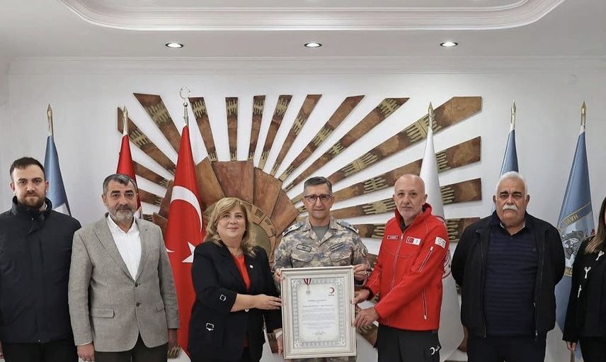 Insani yardım alanında örnek bir destek: Tuğgeneral Mustafa Baş’a Kızılay’dan gümüş madalya