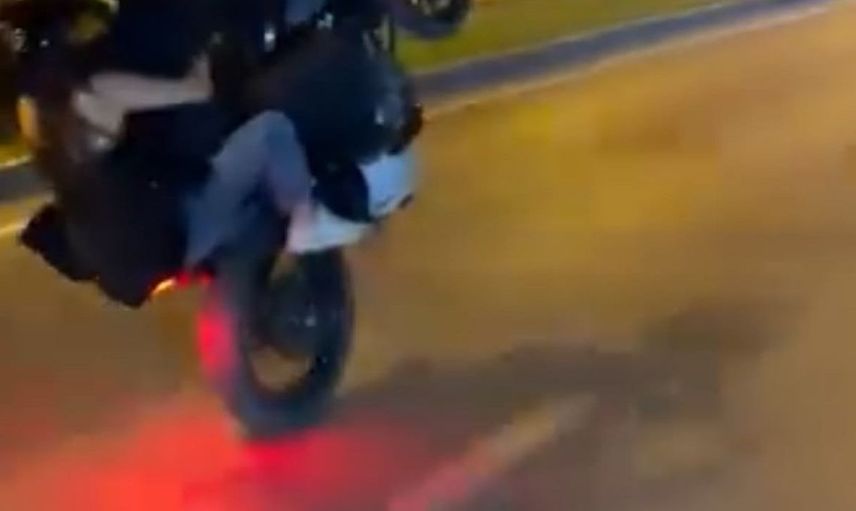 Malatya'da motosikletle tehlikeli gösteri: ön teker havada ilerledi
