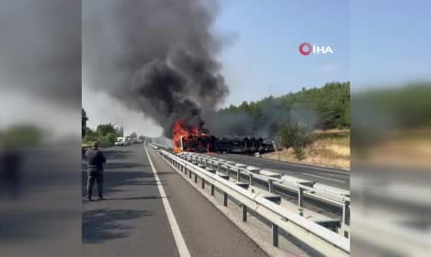 Uşak'ta alkol yüklü tır devrildi: Sürücü yaralı, yangın korkuttu