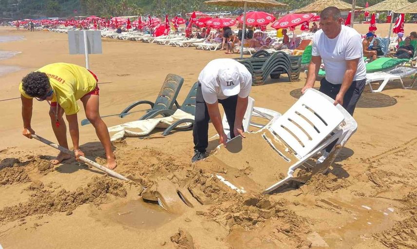 Alanya'da dev dalgalar şezlongları kuma gömdü