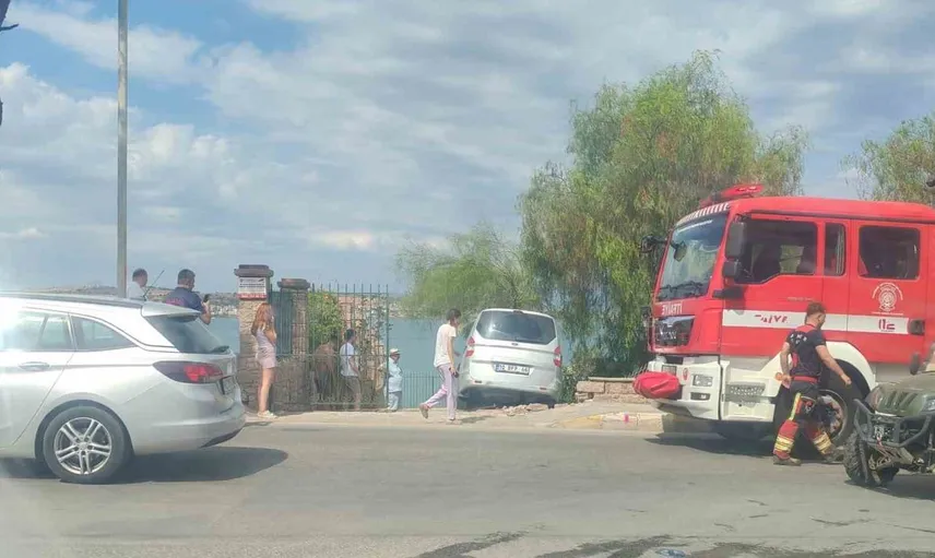 Kontrolden çıkan otomobil evin bahçesine girdi, sürücü hafif yaralandı