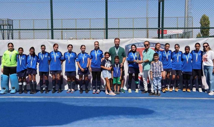 Manisa'nın başarılı hokey takımı 1. Lig'e yükseldi